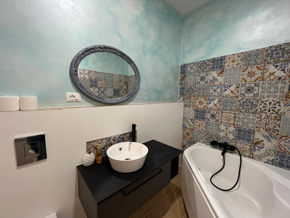 טריאסטה Alla Scalinata Del Teatro Rossetti Confort Suites Parcheggio מראה חיצוני תמונה