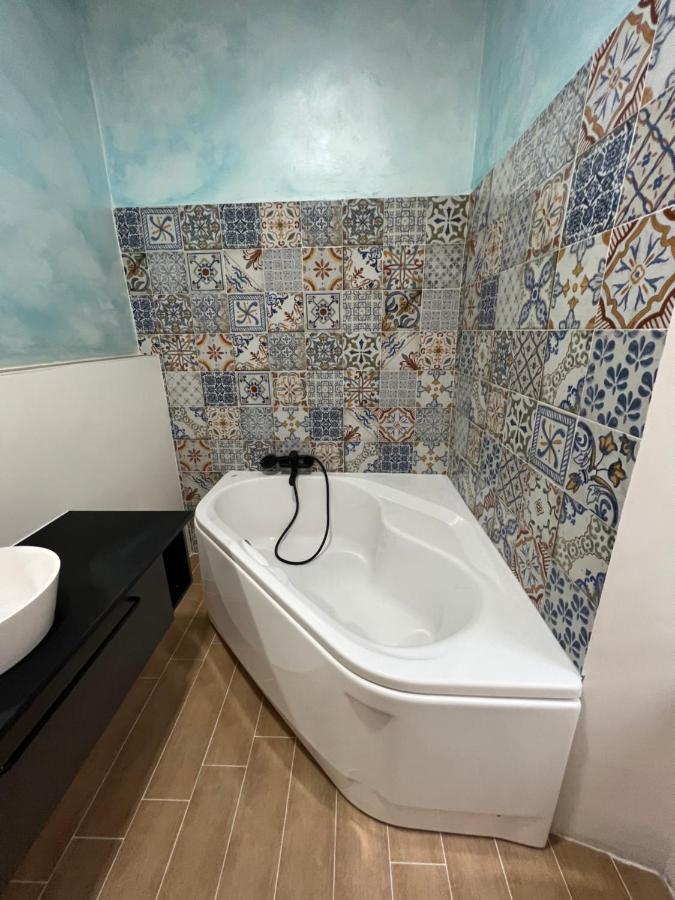 טריאסטה Alla Scalinata Del Teatro Rossetti Confort Suites Parcheggio מראה חיצוני תמונה
