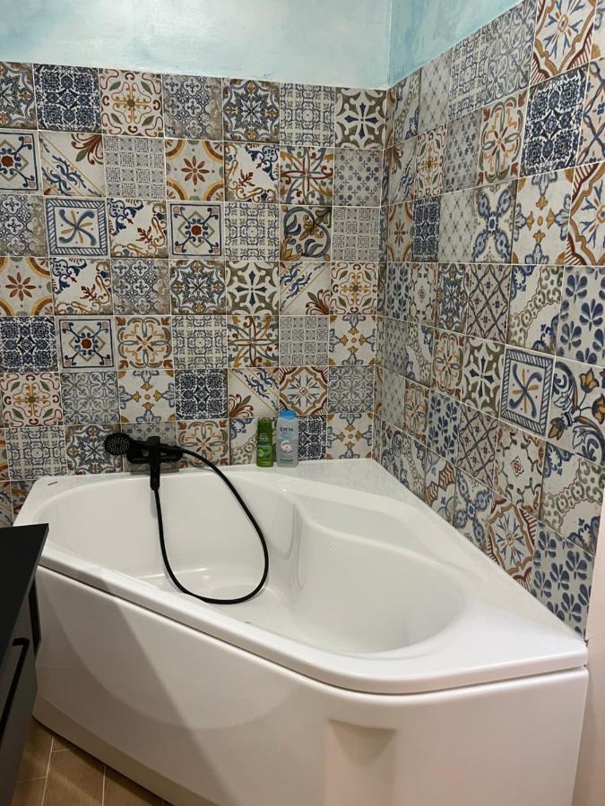 טריאסטה Alla Scalinata Del Teatro Rossetti Confort Suites Parcheggio מראה חיצוני תמונה