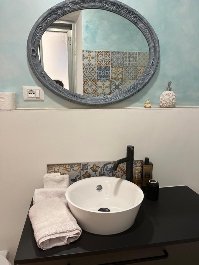 טריאסטה Alla Scalinata Del Teatro Rossetti Confort Suites Parcheggio מראה חיצוני תמונה