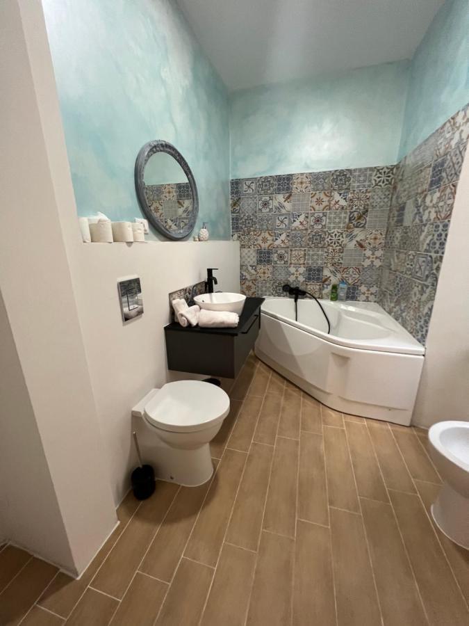 טריאסטה Alla Scalinata Del Teatro Rossetti Confort Suites Parcheggio מראה חיצוני תמונה