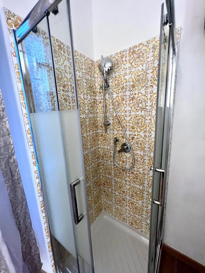 טריאסטה Alla Scalinata Del Teatro Rossetti Confort Suites Parcheggio מראה חיצוני תמונה