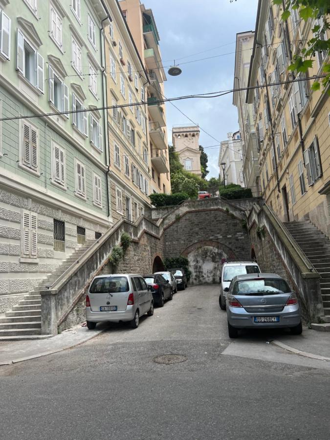 טריאסטה Alla Scalinata Del Teatro Rossetti Confort Suites Parcheggio מראה חיצוני תמונה