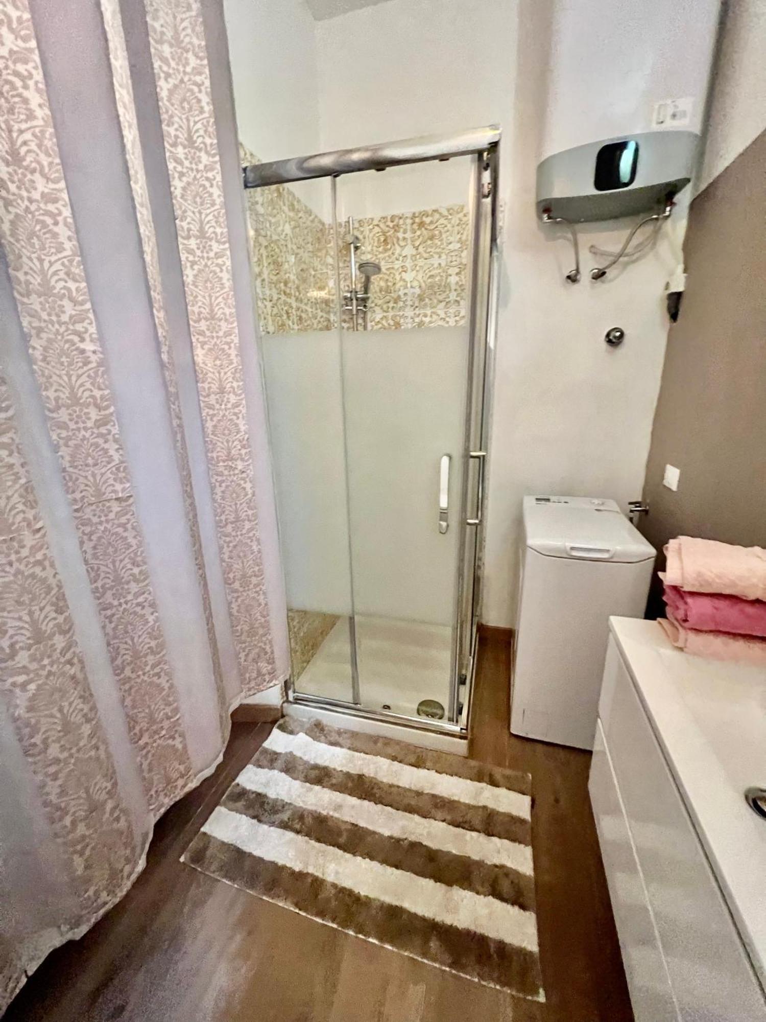 טריאסטה Alla Scalinata Del Teatro Rossetti Confort Suites Parcheggio מראה חיצוני תמונה