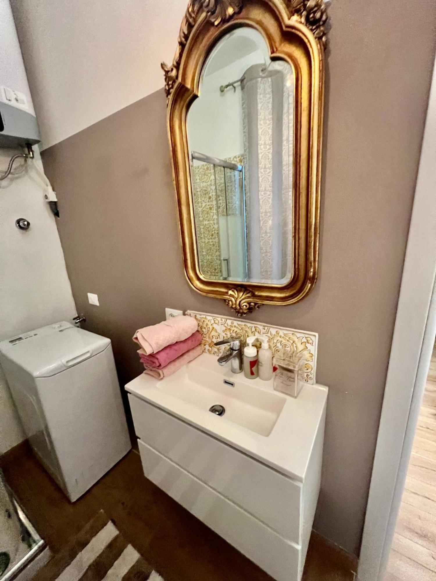 טריאסטה Alla Scalinata Del Teatro Rossetti Confort Suites Parcheggio מראה חיצוני תמונה