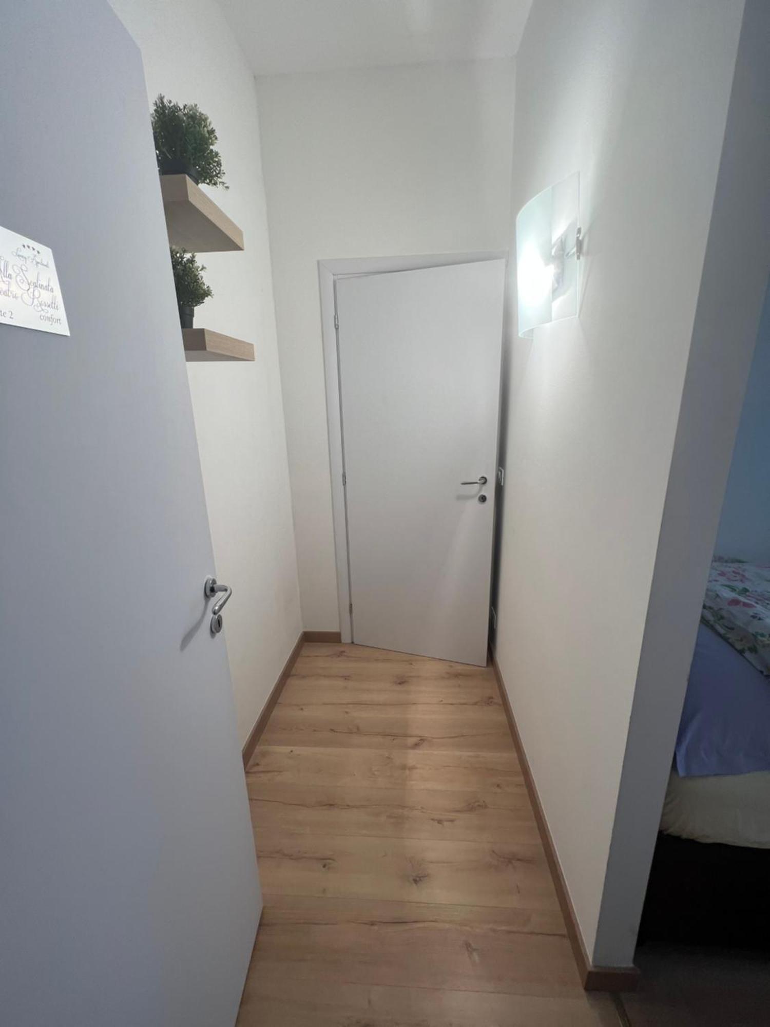 טריאסטה Alla Scalinata Del Teatro Rossetti Confort Suites Parcheggio מראה חיצוני תמונה